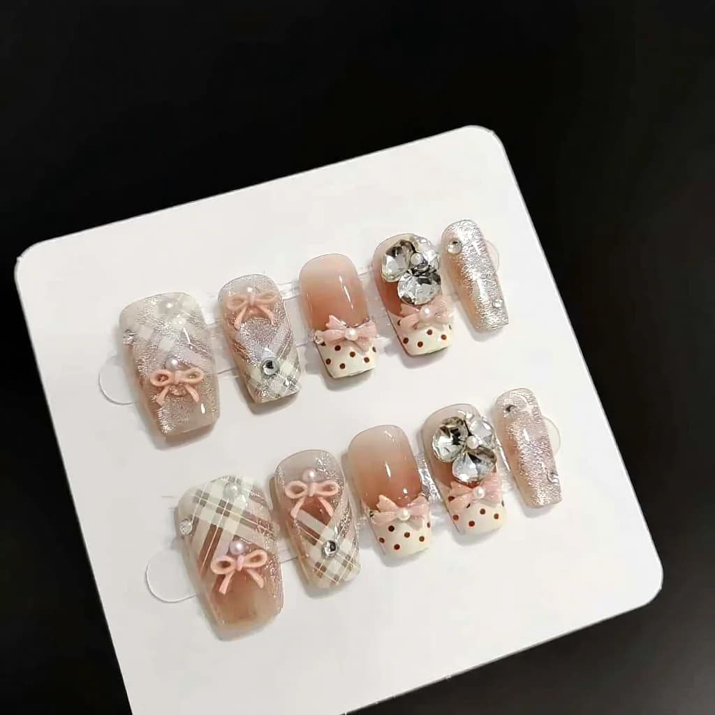 Krémfehér Liliom French Tip Macskaszem Rövid Coffin Műköröm 30 db