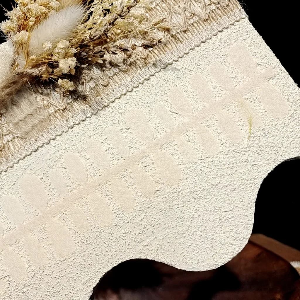 Pöttyös macskaszem felragasztható köröm rövid ovális francia tippel és üveggyöngyökkel
