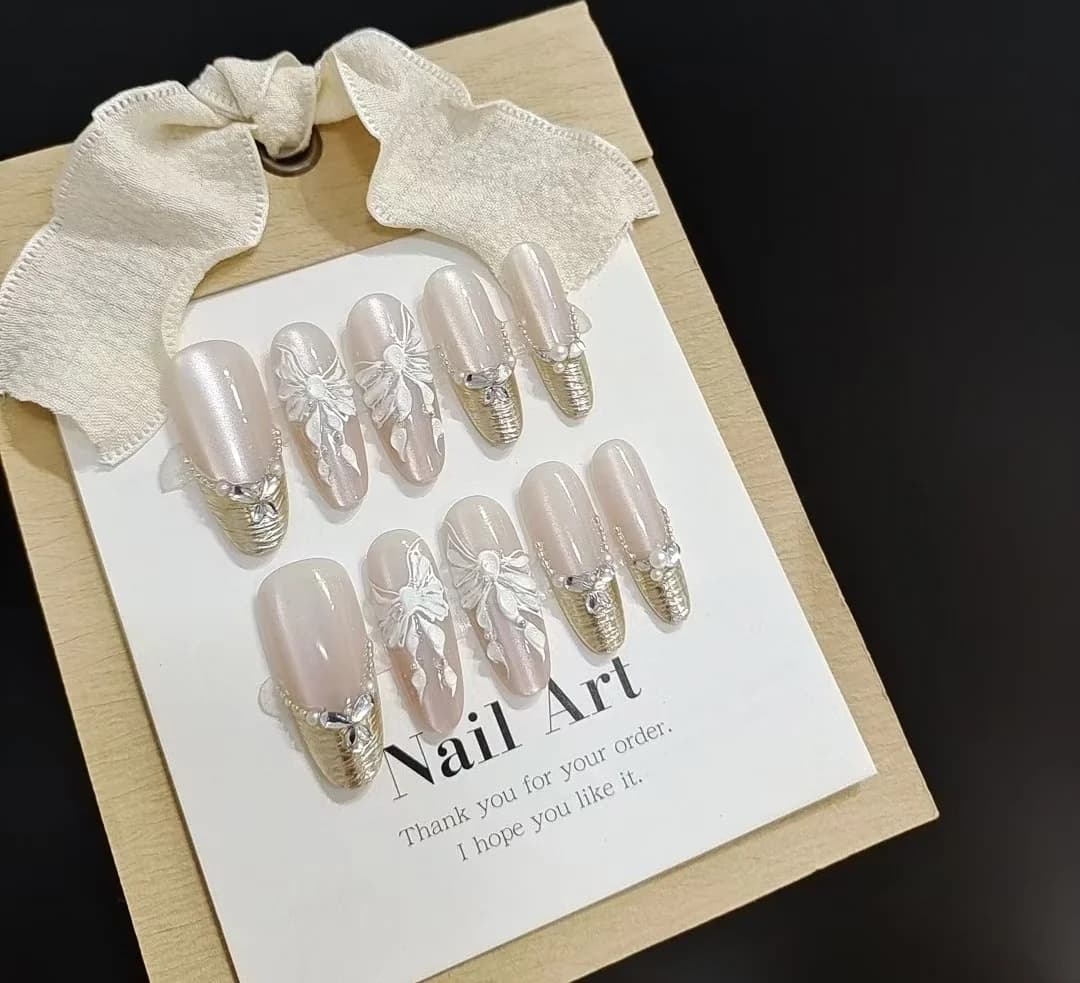 Felragasztható köröm 3D pillangókkal és virágokkal, hosszú stiletto forma