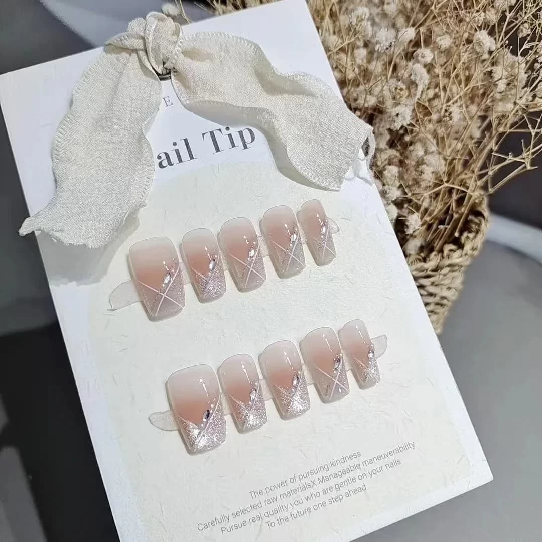 Cicicasúró hatású, rövid koporsó alakú, halvány rózsaszín műköröm szett – 10 db