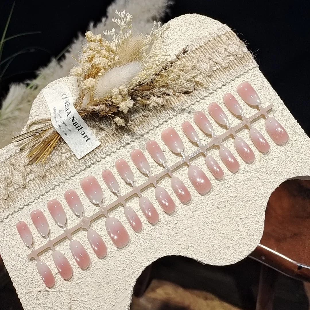 Macska szem hatású műkörmök üveggyöngyökkel, rövid és közepes stiletto formák