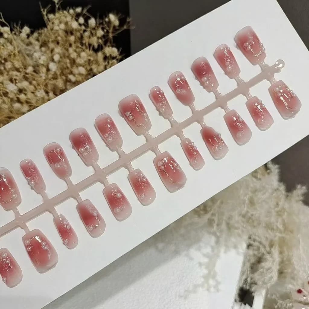 Műköröm rövid koporsó forma szilva-piros átmenettel, virágos-pillangós dizájn, 30 darab