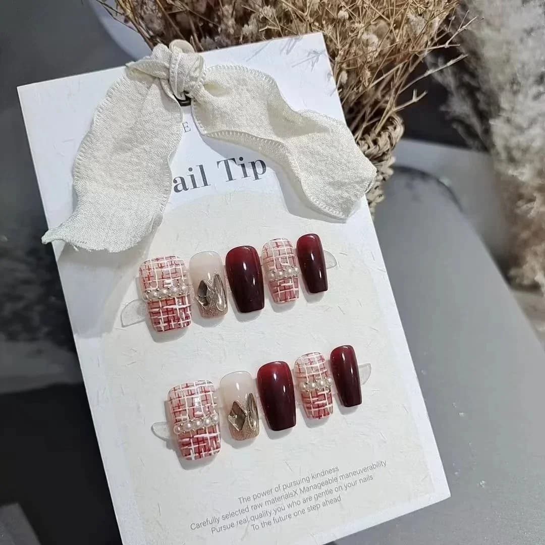 Piros tweed mintás, gyöngyös, rövid, szögletes műköröm 10 darab
