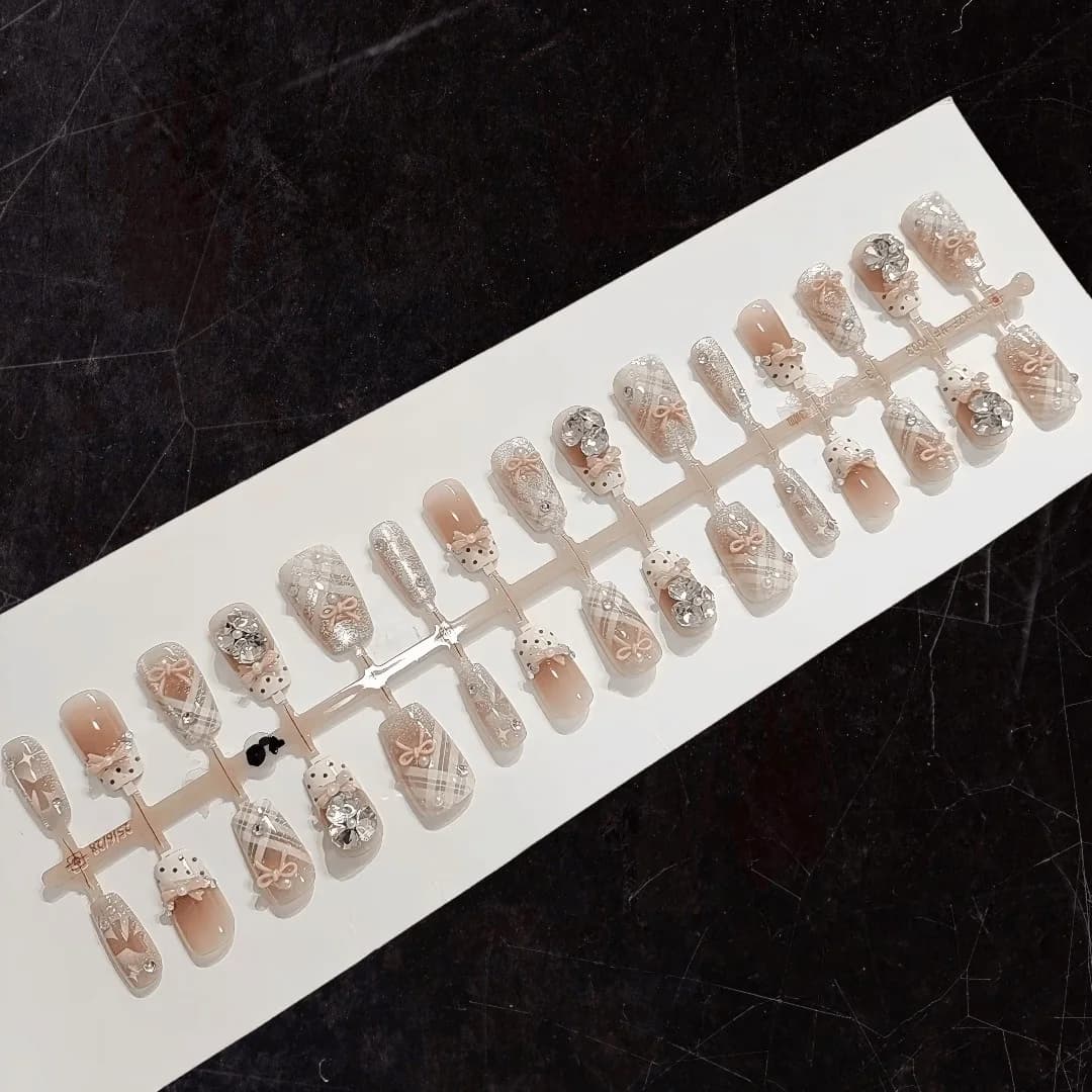 Krémfehér Liliom French Tip Macskaszem Rövid Coffin Műköröm 30 db