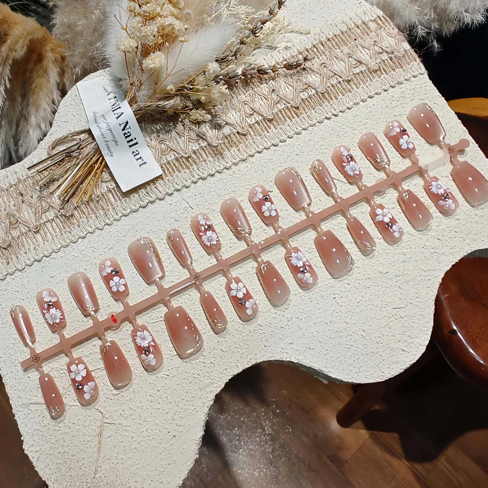 Virágmintás macskaszemű műköröm gyöngyökkel