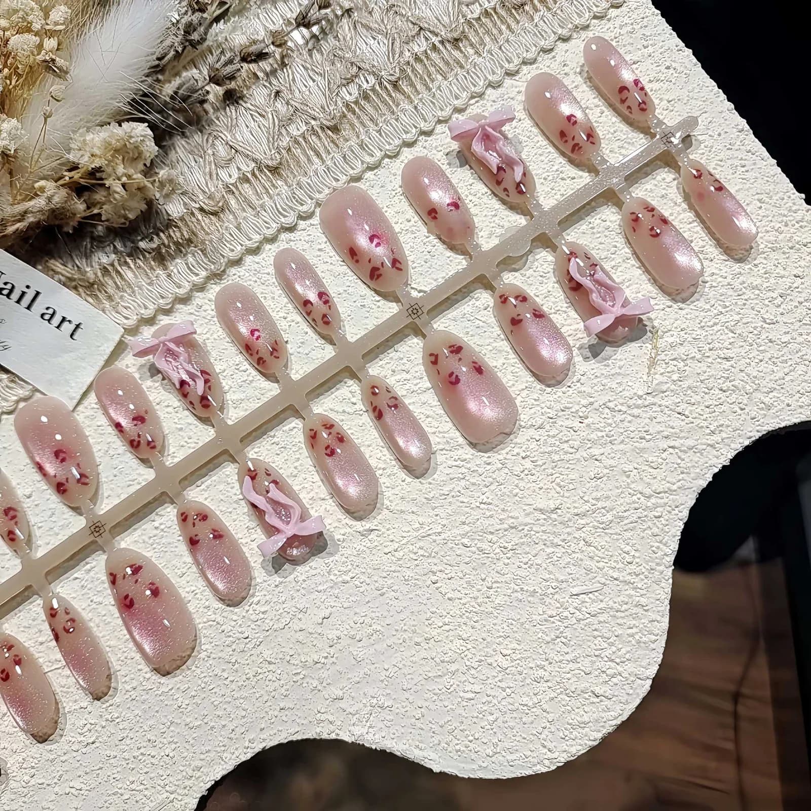 Rózsaszín leopárd macskaszem műköröm, közepes ovális forma