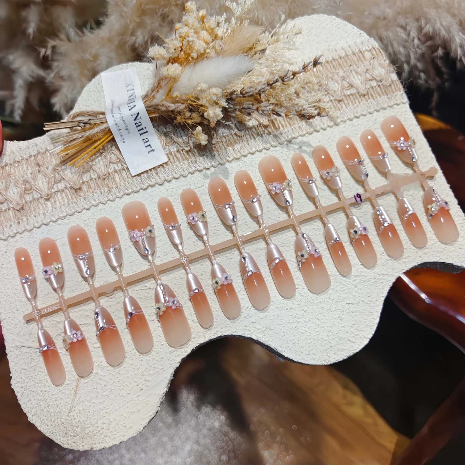 Virágos macskaszem hatású hosszú stiletto műköröm kristály díszítéssel