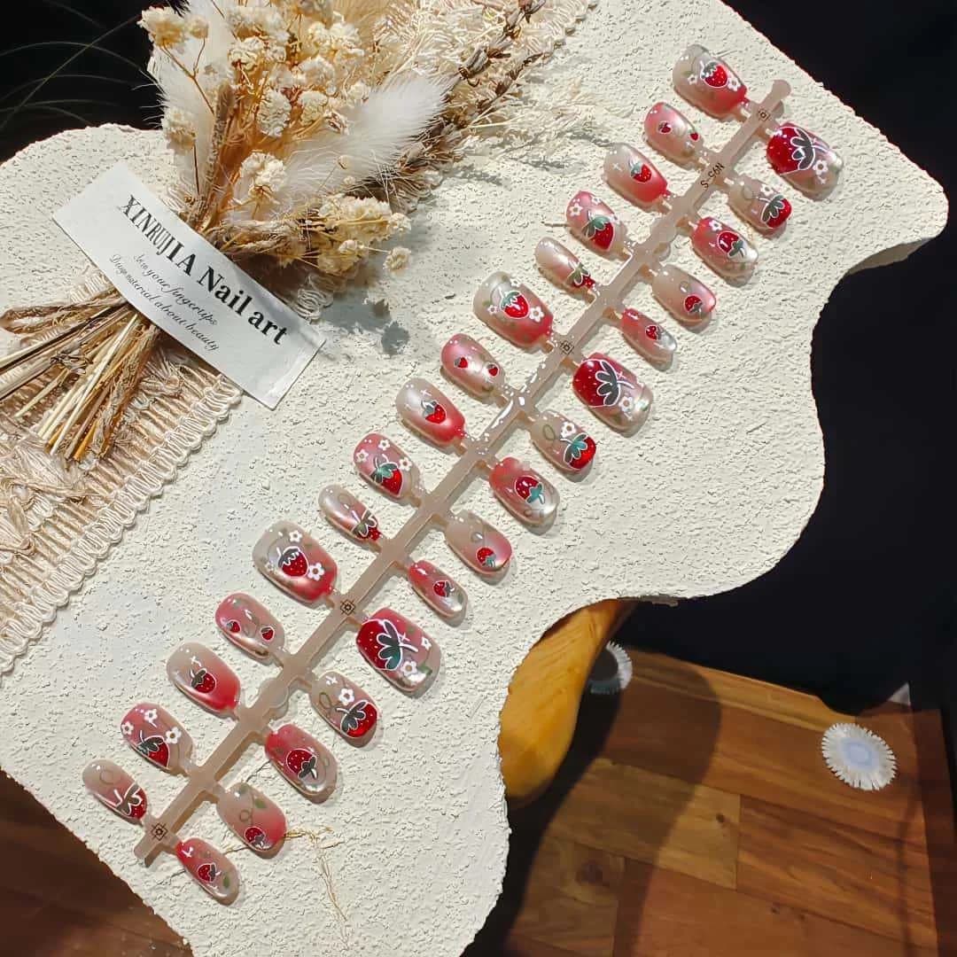Eper színátmenetes macskaszem műköröm üveggyöngyökkel