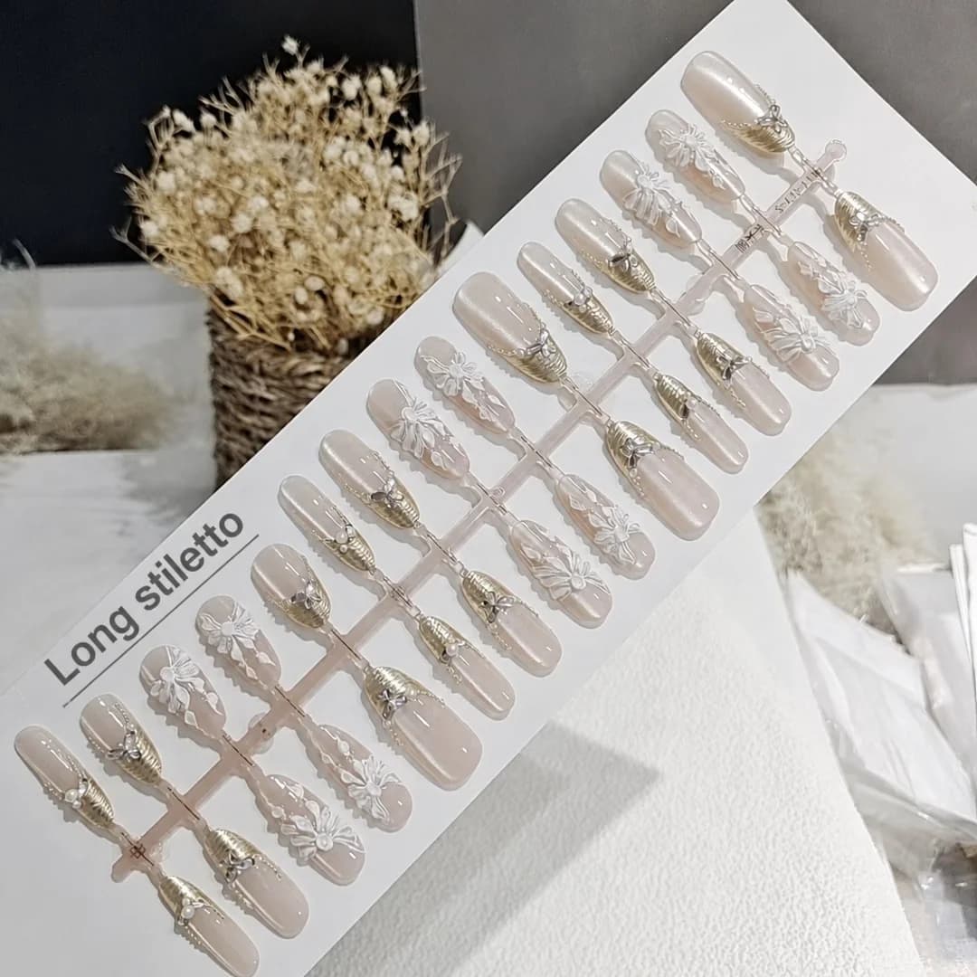 Felragasztható köröm 3D pillangókkal és virágokkal, hosszú stiletto forma