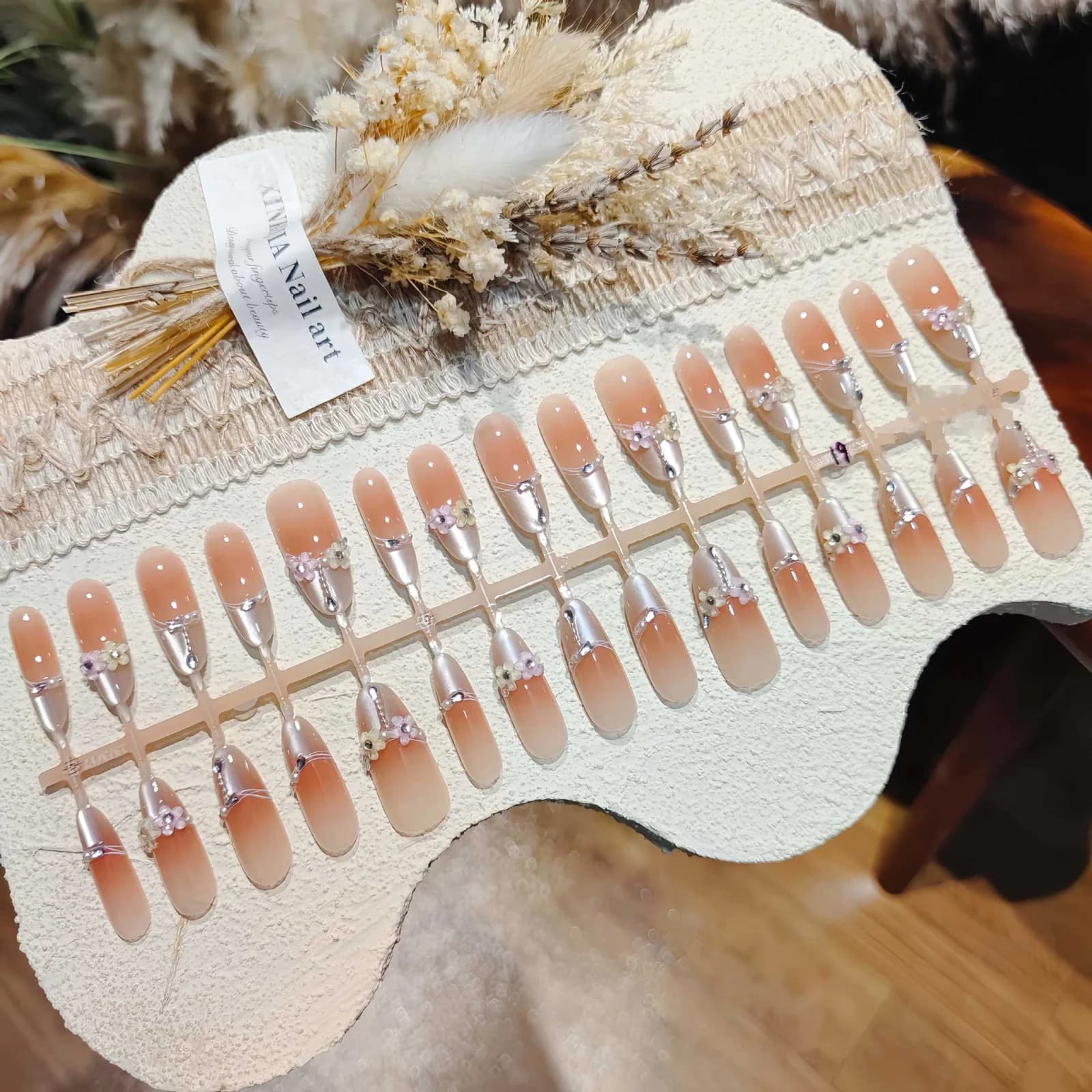 Virágos macskaszem hatású hosszú stiletto műköröm kristály díszítéssel