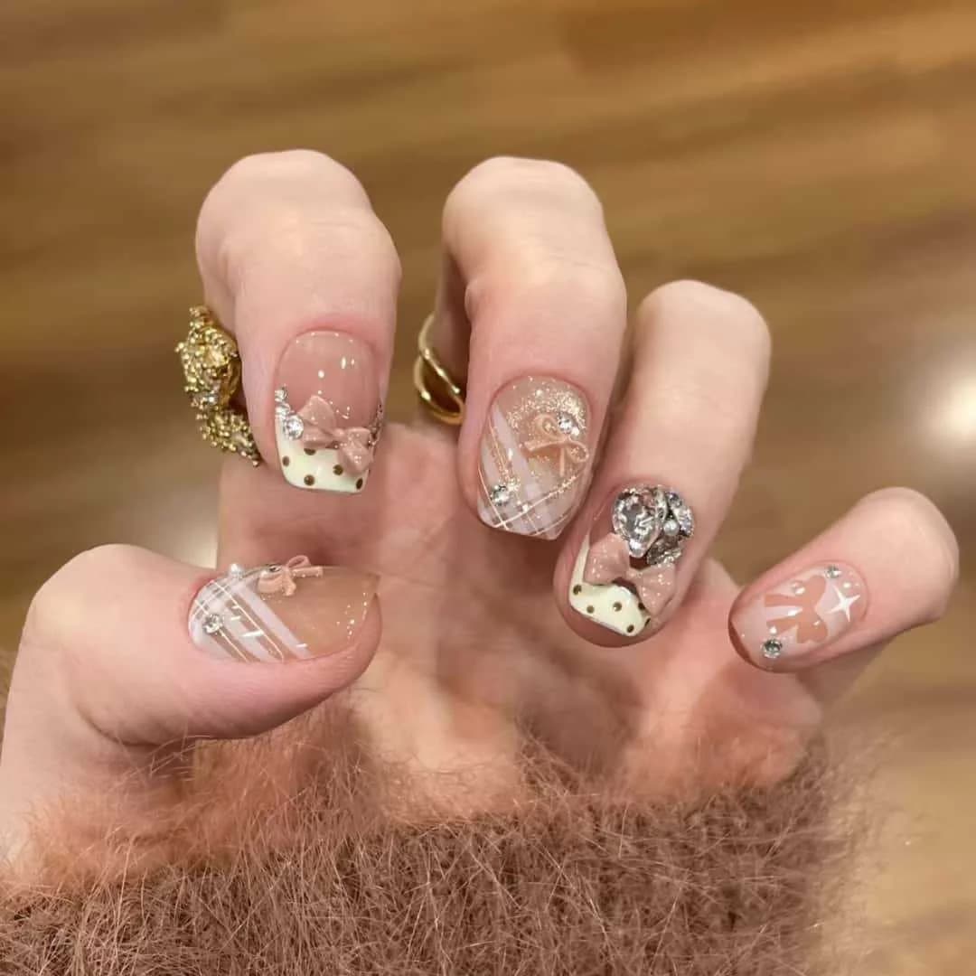 Krémfehér Liliom French Tip Macskaszem Rövid Coffin Műköröm 30 db