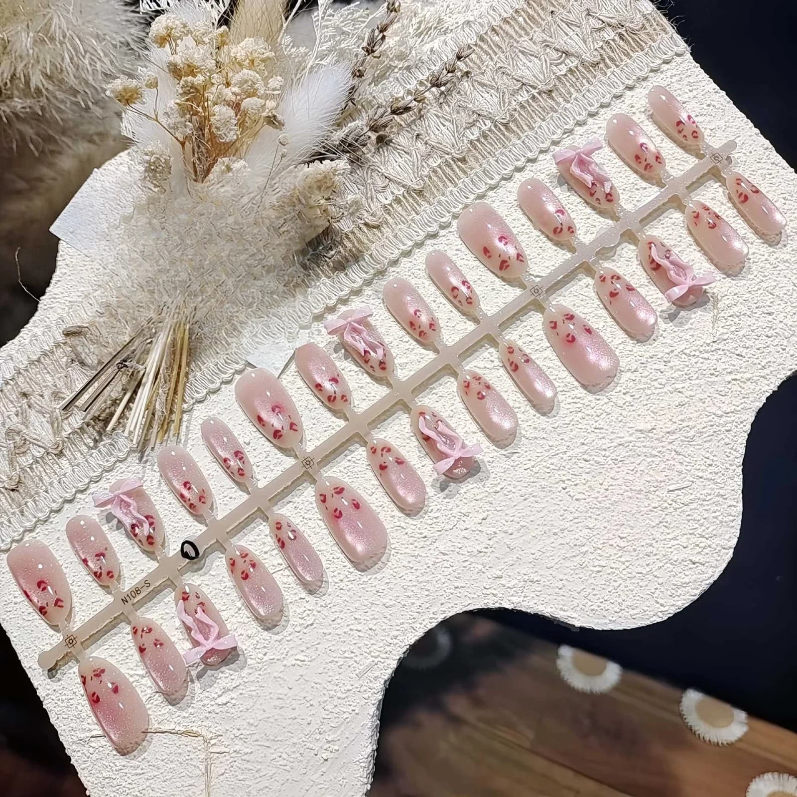 Rózsaszín leopárd macskaszem műköröm, közepes ovális forma