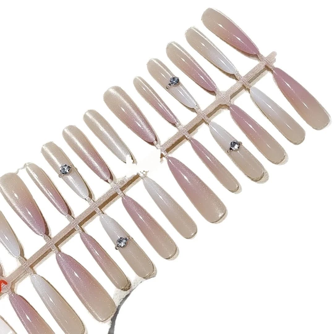 Strasszos, cicaszem hatású stiletto műköröm