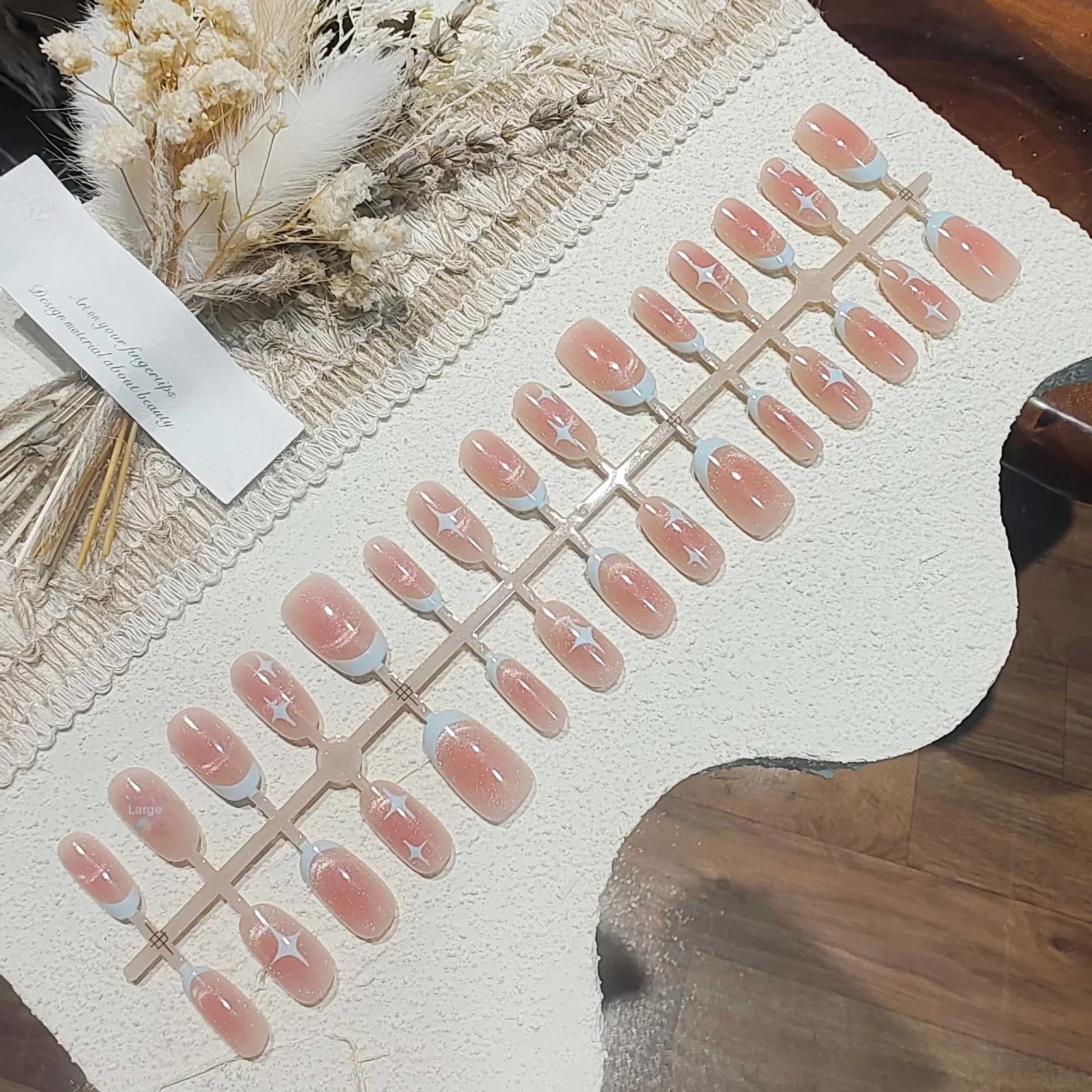 Rövid ovális macskaszem műköröm rózsaszín csillagos égbolt dizájnnal