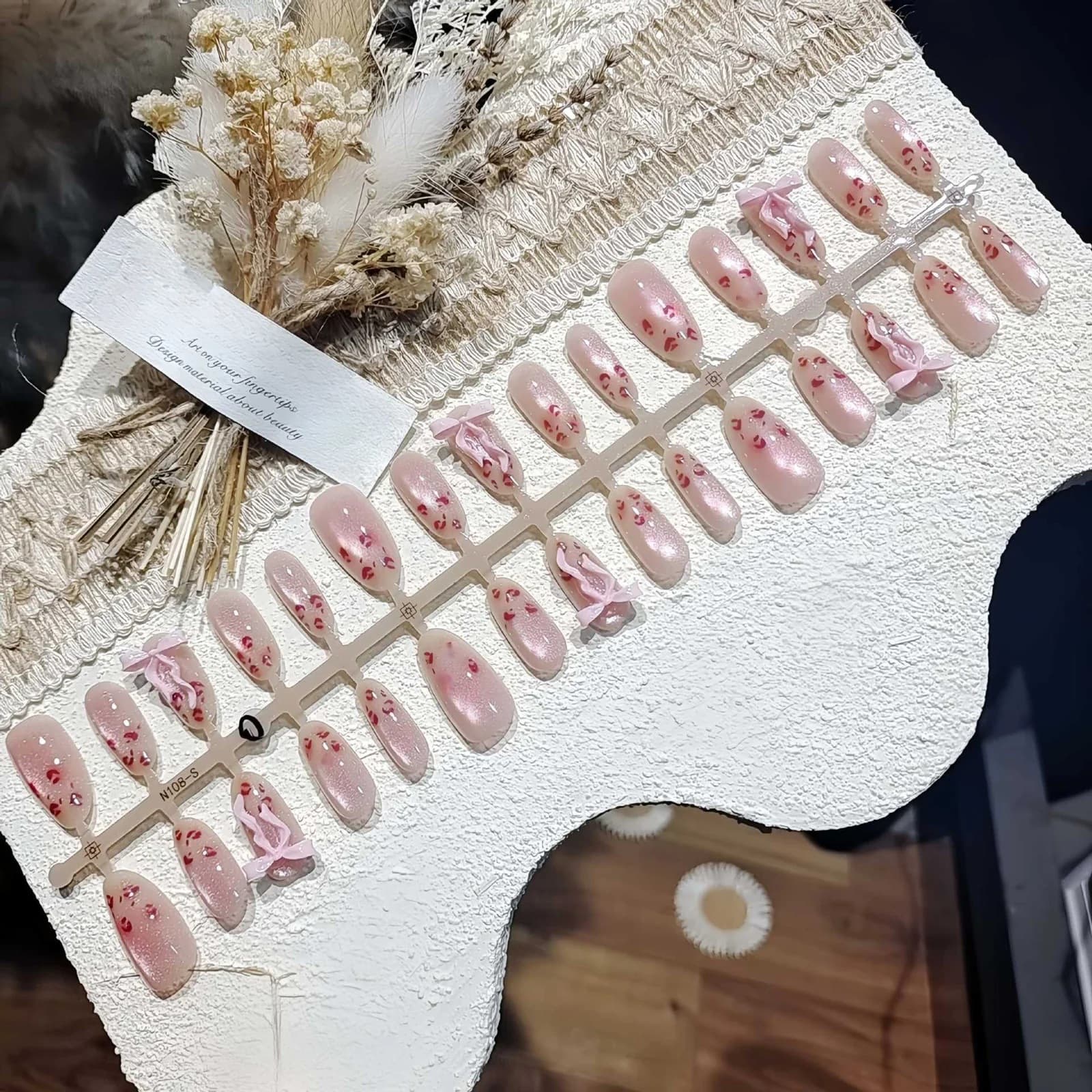 Rózsaszín leopárd macskaszem műköröm, közepes ovális forma