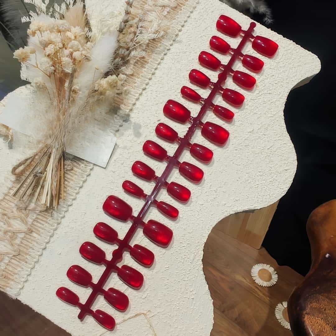 Rövid Coffin/Ballerina műköröm, piros macskaszem és üveggyöngy hatás